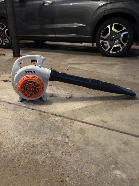 Practical gift ideas for dads - leaf blower